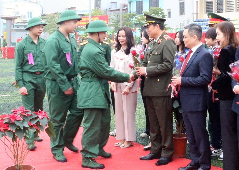 Thiếu tướng Vũ Thanh Chương, Ủy viên Ban Thường vụ Thành ủy, Giám đốc Công an thành phố dự Lễ giao nhận quân tại quận Lê Chân.